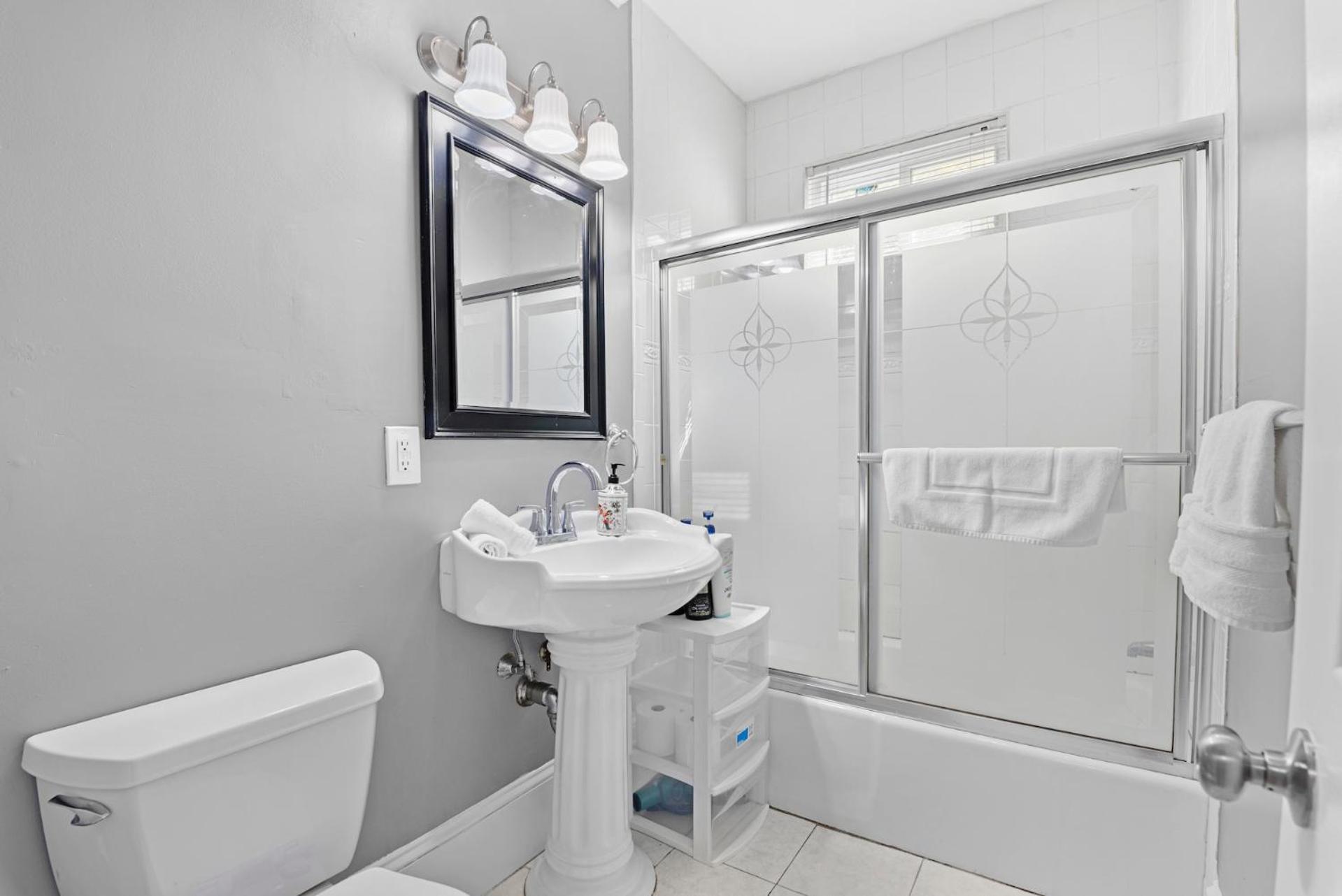 Spacious Apartments Near Ashmont - Evonify Stays Бостон Экстерьер фото